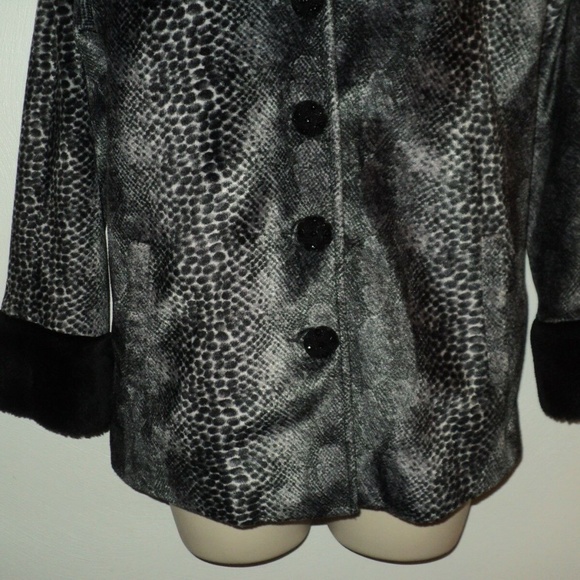 Guess Jacket Coat Women's Size M Faux Fur Snakeskin Print Gray and Black Medium - Picture 3 of 7